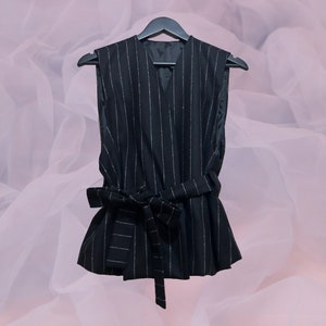 Stilvolle und nachhaltige Wollweste - Ein klassisches Kleidungsstück für moderne Frauen, Wollärmel, Stiloutfit mit Wollweste, schwarze Weste mit Futter