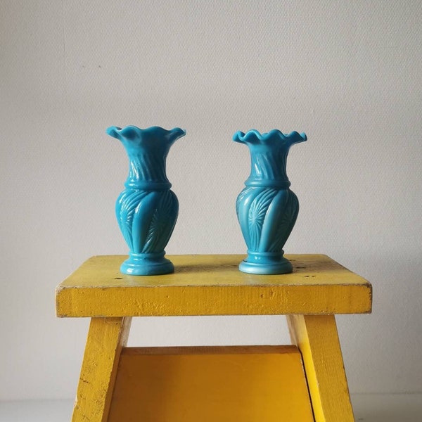 Ein Paar Vintage Milchglas Vasen, französisches Retro Türkis Dekor, sammelbare französische Glaswaren, hübsches vielseitiges dekoratives Geschenk für Zuhause