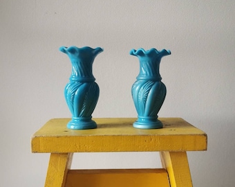 Une paire de vases en verre de lait vintage, Français décor turquoise rétro, verrerie Français de collection, joli cadeau décoratif éclectique pour la maison