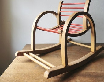 Rare chaise Baumann, chaise à bascule vintage française pour enfants vers les années 1950, détails de barre rouge, siège du milieu du siècle, mobilier pour chambre d'enfant