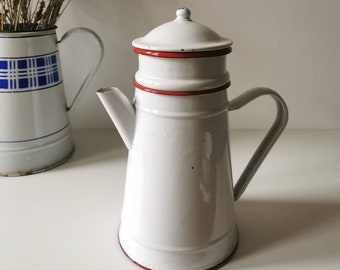 Français cafetière vintage, ustensiles de cuisine en émail reteo rouge et blanc, belle Français rustique, décor de ferme pour la maison