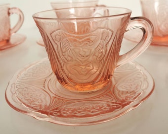 Tasses à thé et soucoupes en verre vintage rose blush, verrerie inspirée du verre dépression, Français repas et portions vintage, joli cadeau rétro à la maison