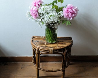 Franse vintage bamboe tafel, plantenstandaard, kleine bamboe boho huishoudartikelen en meubels, kleine halfronde kruk