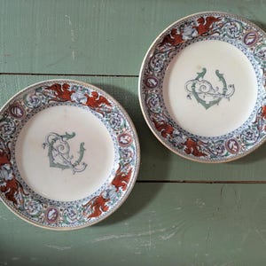 Antyczne florenckie talerze Minton: para angielskich naczyń stołowych z XIX wieku