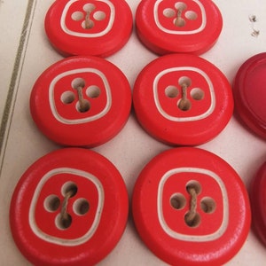 Mixed retro red buttons, French plastic vintage buttons with original packaging, lot of 13 red buttons