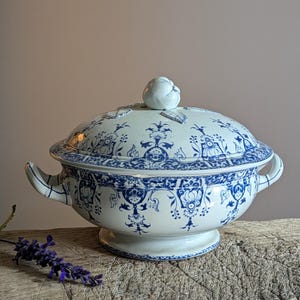 Soupière antique française à Gien : vaisselle de service en pierre de fer florale bleue