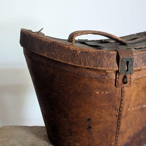 Scatola porta cappelli antica francese in pelle e cappello di seta, accessorio da uomo parigino immagine 9