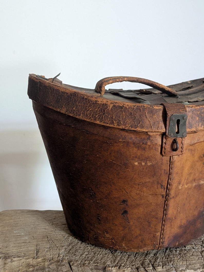 Scatola porta cappelli antica francese in pelle e cappello di seta, accessorio da uomo parigino immagine 9