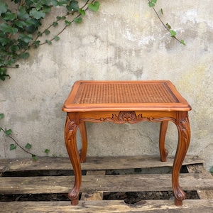 Französischer Vintage Rohrhocker aus Holz, klassischer französischer Vintage Hocker für Wohnzimmer, schönes geschnitztes Vintage Möbel Geschenk,