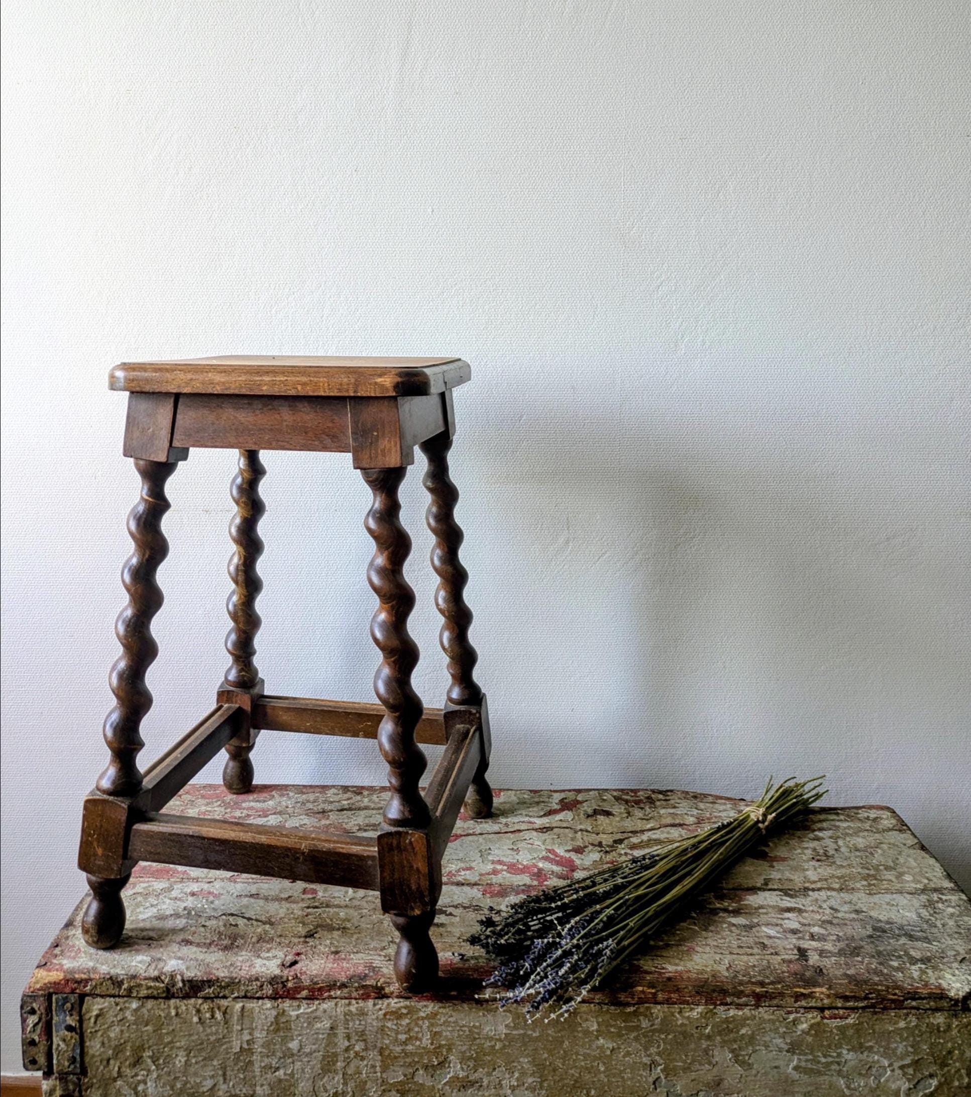 Table Carrée Ancienne, France, Tabouret/Table D'appoint En Bois Avec Pieds Torsadés, Vers 1920