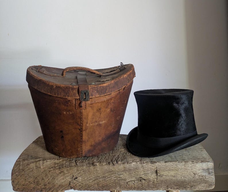 Scatola porta cappelli antica francese in pelle e cappello di seta, accessorio da uomo parigino immagine 1