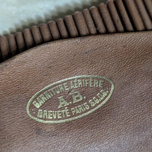 Scatola porta cappelli antica francese in pelle e cappello di seta, accessorio da uomo parigino immagine 15