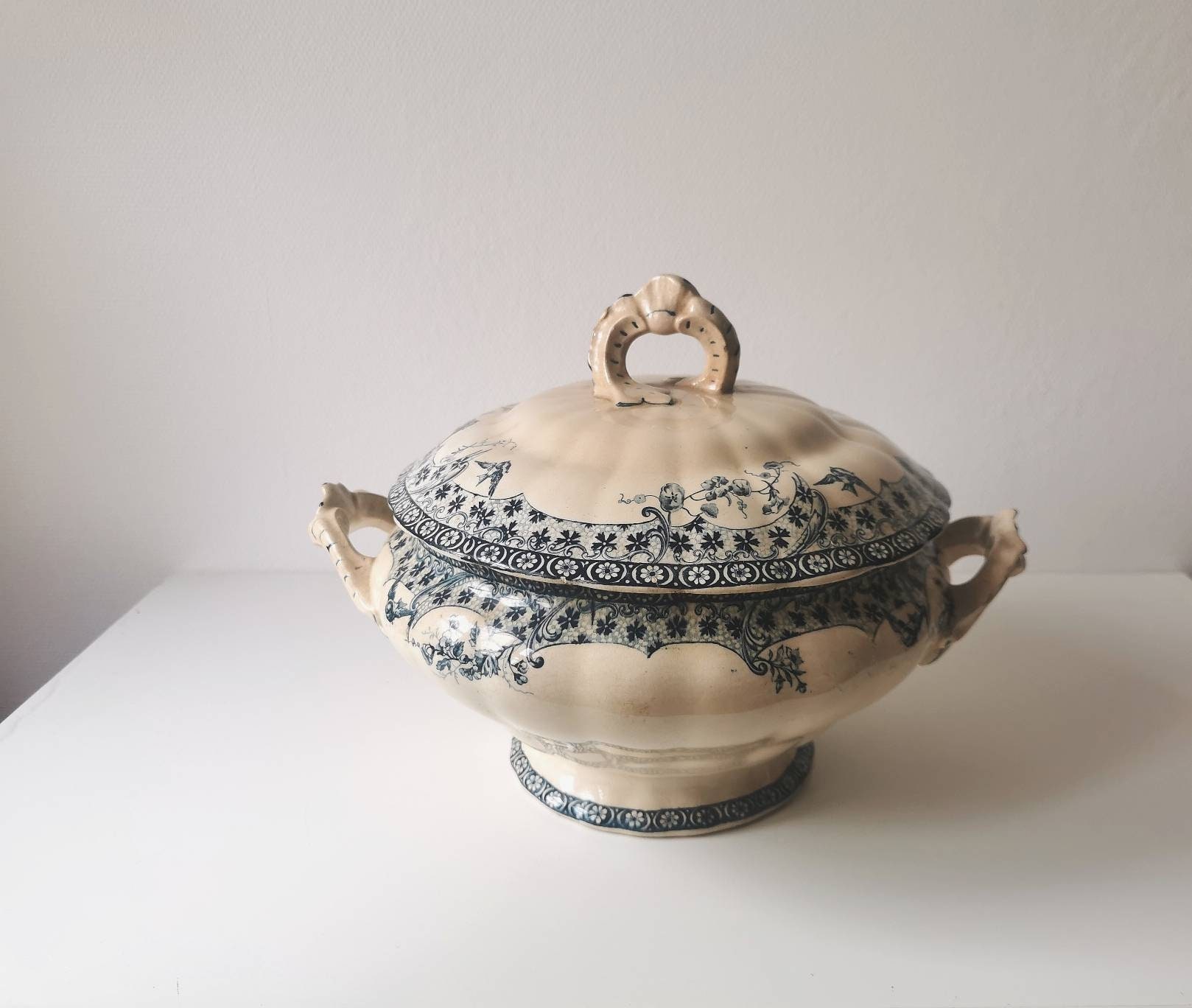 soupière antique, bol en céramique français du xixe siècle avec couvercle, motif floral bleu, belle cuisine antique et cadeau de vaisselle pour