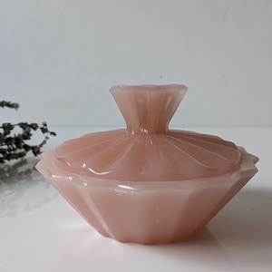 French vintage, lidded, decorative glass box in pale pink, pretty collectable depression glass for decoration and storage, boudoir bedroom