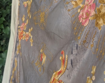 Bordado chino antiguo en seda, circa 1920, tapiz floral para colgar en la pared del hogar.