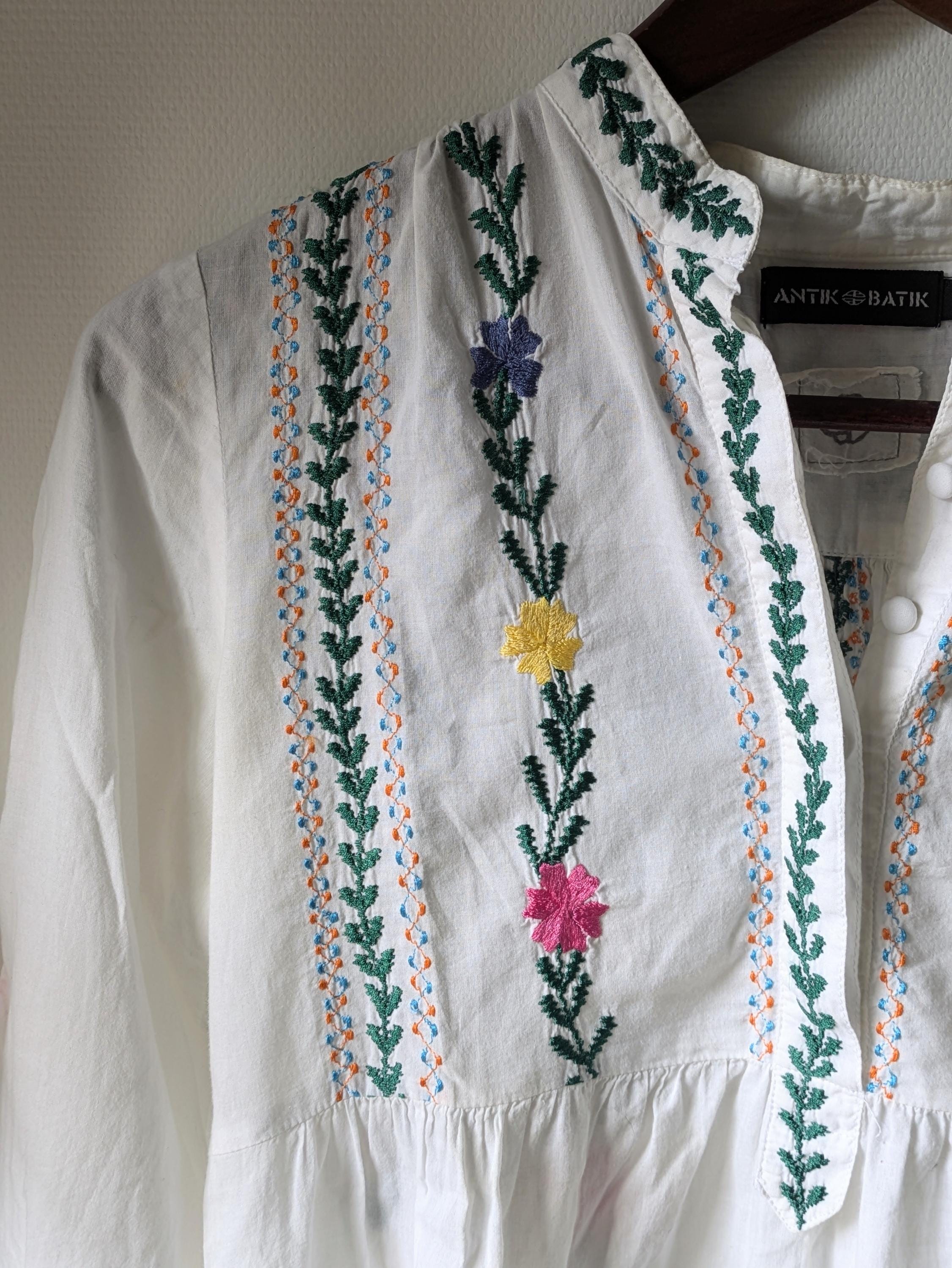 ヴィンテージアンティークバティック刺繍ブラウス：フレンチボヘミアン 