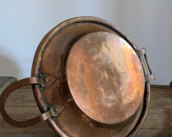 Franse antieke handgemaakte koperen pan met handgrepen, primitief keukendisplay en decor