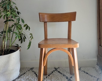 Francuski zabytkowy fotel dziecięcy, gięte drewno, styl Thonet z lat 50. XX wieku