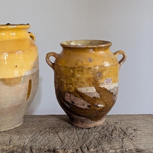 Petit pot à confit jaune français : décor de ferme en terre cuite émaillée