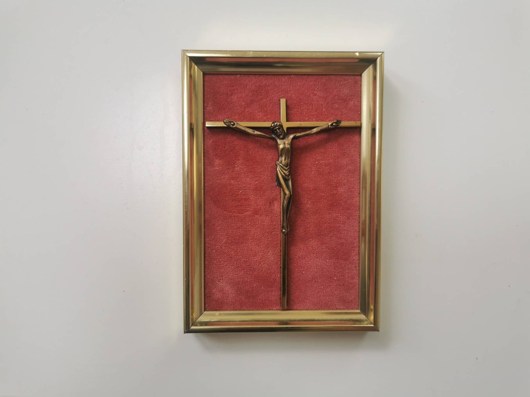 Petit Français Vintage, à Dos de Velours, Encadré d'or, Crucifix. Accrochage Mural, Décoration Relig