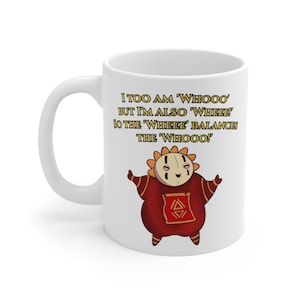Puede incluir: Taza de cerámica blanca con un personaje de dibujos animados con un atuendo rojo y una cara sonriente. La taza tiene el texto "I TOO AM 'WHOOO' BUT I'M ALSO 'WHEEE!' SO THE 'WHEEE' BALANCES THE 'WHOOO!'" en negro y dorado.
