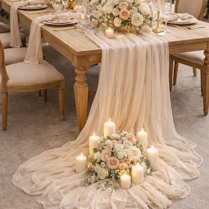 Camino de mesa de gasa color champán de lujo: decoración suave para bodas, recepción romántica bohemia, decoración de mesa neutra y elegante.