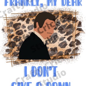 以下が含まれることがあります： 黒いスーツを着た男性と、青い泡文字で「FRANKLY, MY DEAR, I DON'T GIVE A DAMN」というテキストが特徴のグラフィックデザイン。背景にはヒョウ柄のデザインがあります。