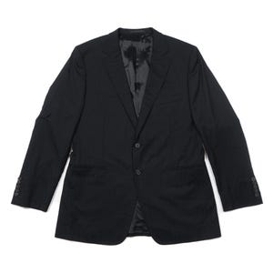 Peut inclure: Un blazer noir avec une fermeture à deux boutons, des revers crantés et trois boutons sur chaque manchette. La veste est posée à plat sur une surface blanche, mettant en valeur son design sur mesure et son style classique.