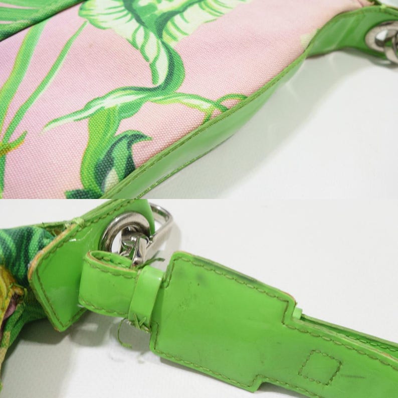 K&ouml;nnte beinhalten: Nahaufnahme einer rosa Handtasche mit einem Blumenmuster in Gr&uuml;n und Wei&szlig;. Die Tasche hat eine leuchtend gr&uuml;ne Umrandung und einen Riemen mit silberfarbener Hardware. Die Tasche scheint aus Stoffmaterial zu sein.
