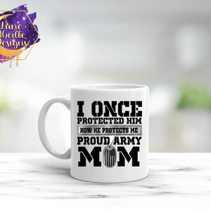 Puede incluir: Taza de caf&eacute; de cer&aacute;mica blanca con un dise&ntilde;o negro que dice "Yo una vez lo proteg&iacute; ahora &eacute;l me protege orgullosa mam&aacute; del ej&eacute;rcito" con una peque&ntilde;a imagen en blanco y negro de una placa de identificaci&oacute;n.