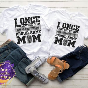 Puede incluir: Dos camisetas blancas con texto negro y un dise&ntilde;o de placa de perro gris. El texto en las camisetas dice "I once protected him now he protects me proud army mom" y "I once protected her now she protects me proud army mom".