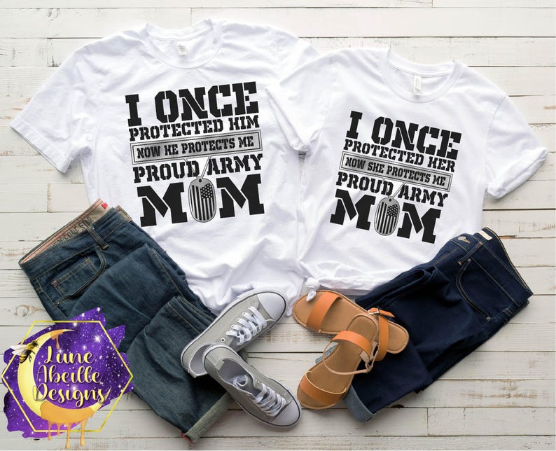 Puede incluir: Dos camisetas blancas con texto negro y un dise&ntilde;o de placa de perro gris. El texto en las camisetas dice "I once protected him now he protects me proud army mom" y "I once protected her now she protects me proud army mom".