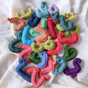 Conjunto de letras árabes tejidas a crochet