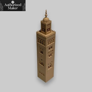 Może przedstawiać: Szczegółowy model 3D wydrukowany minaretu, wysokiej, smukłej wieży przyłączonej do meczetu. Model wykonany jest z jasnobrązowego materiału i charakteryzuje się skomplikowanymi detalami, w tym łukami, oknami i kopułą na szczycie.