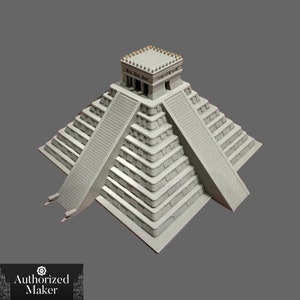 Könnte beinhalten: Ein graues 3D-gedrucktes Modell einer Maya-Pyramide mit einem kleinen Tempel oben. Die Pyramide hat Stufen, die zum Tempel führen.