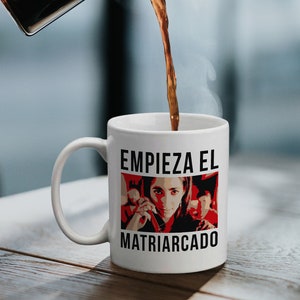 Empieza El Matriarcado Nairobi mok | La Casa De Papel Money Heist Geïllustreerd Citaat Cadeau-idee voor fans en sterke vrouwen