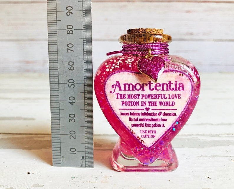 Amortentia potion. Амортенция цветок. Зельеварение гарри поттер амортенция. Гермиона амортенция. Амортенция гарри поттер этикетка.