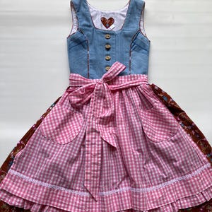 Children&#39;s dirndl with upcycled elements, size 128, consisting of a dress and apron. Worn item.