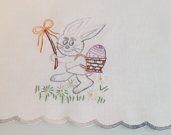 Hand bestickt Tischläufer Tischdecke Tischtuch Embroidered Tablecloth Table runner Osterhase