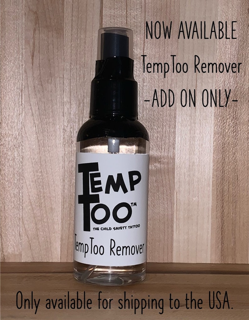Puede incluir: Una botella de pl&aacute;stico transparente con una boquilla de pulverizaci&oacute;n negra y una etiqueta blanca que dice "Temp Too" y "The Child Safety Tattoo" con el texto "Temp Too Remover" debajo. La botella est&aacute; sobre una superficie de madera. El texto "NOW AVAILABLE Temp Too Remover -ADD ON ONLY- Only available for shipping to the USA." es visible sobre la botella.