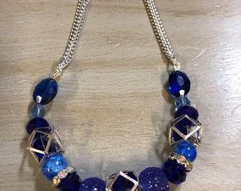 Hermoso collar azul