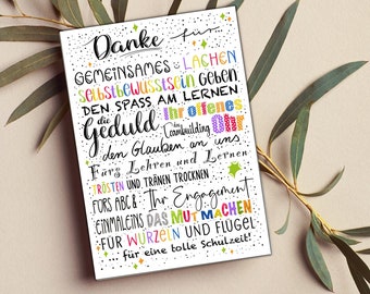 Könnte beinhalten: Eine bunte Karte mit dem Text "Danke für" und einer Liste von Gründen, um jemandem zu danken, darunter "gemeinsames lachen", "selbstbewusstsein geben", "den Spass am lernen", "Geduld", "fürs Lehren und Lernen", "trösten und Tränen trocknen", "fors ABC & Ihr Engagement", "einmaleins das Mut machen", "für Wurzeln und Flügel", "... für eine tolle Schulzeit!"