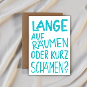 Witzige Karte "LANGE AUFRÄUMEN oder kurz SCHÄMEN?" - Postkarte mit lustigem Spruch