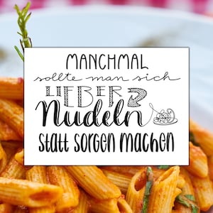 Handgeletterte Karte mit dem Spruch "Manchmal sollte man sich besser Nudeln statt Sorgen machen" | witzige Karte