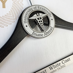 Witte kleerhanger, medisch student cadeau, nieuwe dokter cadeau, medische school afstuderen, 1e witte kleerhanger, eerste witte jas, dokter hanger