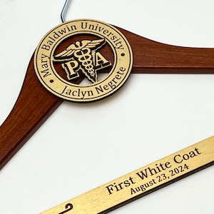 Personalisierte PA-С Kleiderbügel: Weißer Kleiderbügel, Doktorandengeschenk mit Gravur, PA Studentengeschenk, Geschenke für PA, 1