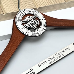 Personalisiertes Geschenk für Arzt: Weißer Mantel Zeremonie Geschenk, MD Geschenk, weißer Kleiderbügel, MedizinStudenten Geschenk, Geschenk für neuen Arzt