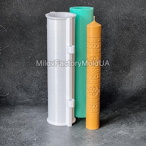Puede incluir: Un molde de vela de silicona blanco de dos piezas, un molde de silicona turquesa y una vela terminada, marrón y con patrones. El molde de vela es para hacer velas de pilar.