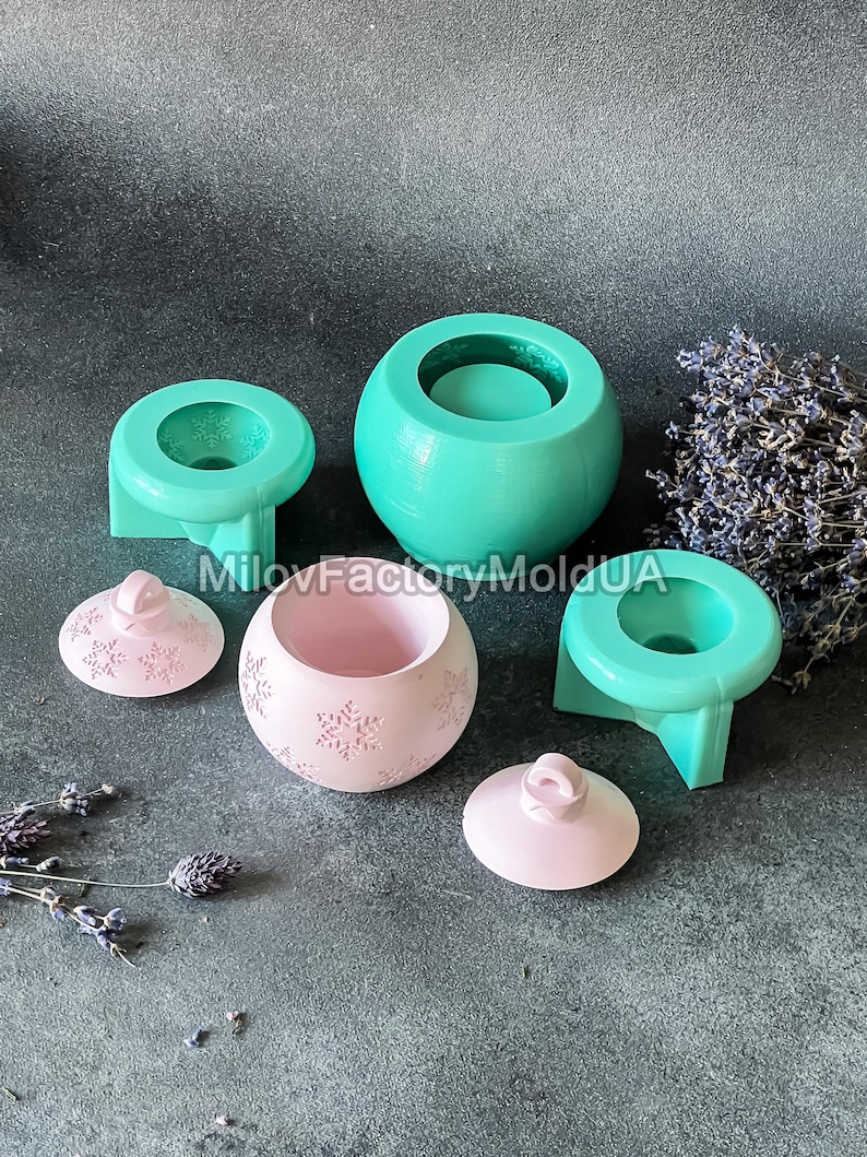 Pu&ograve; includere: Un set di tre stampi in silicone color turchese per realizzare una candela rotonda con un coperchio. Gli stampi hanno un motivo a fiocco di neve. Lo stampo del coperchio ha una piccola maniglia.