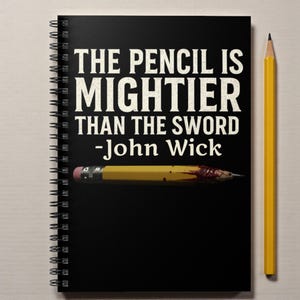 Könnte beinhalten: Schwarzes Spiralnotizbuch mit dem Zitat "THE PENCIL IS MIGHTIER THAN THE SWORD - John Wick" in weißem Text. Ein gelber Bleistift mit blutiger Spitze liegt auf dem Notizbuch. Rechts befindet sich ein separater gelber Bleistift.